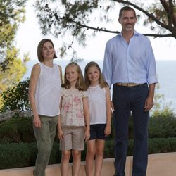 Los Reyes Felipe y Letizia, la Princesa Leonor y la Infanta Sofía en los jardines de Marivent