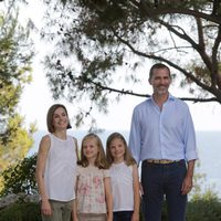 Los Reyes Felipe y Letizia, la Princesa Leonor y la Infanta Sofía en los jardines de Marivent