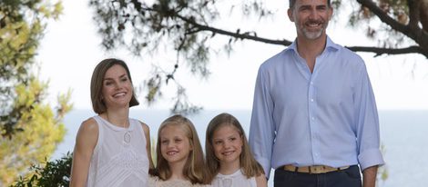 Los Reyes Felipe y Letizia, la Princesa Leonor y la Infanta Sofía en los jardines de Marivent