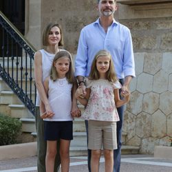 Los Reyes Felipe y Letizia y sus hijas en su posado veraniego en Marivent