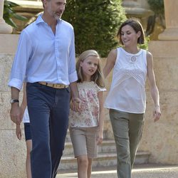 Los Reyes Felipe y Letizia y la Princesa Leonor en su posado de verano en Marivent