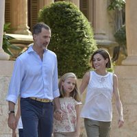 Los Reyes Felipe y Letizia y la Princesa Leonor en su posado de verano en Marivent