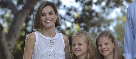 La Reina Letizia con sus hijas Leonor y Sofía en su posado en Marivent