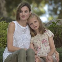 La Reina Letizia y la Princesa Leonor, muy cariñosas en su posado en Marivent