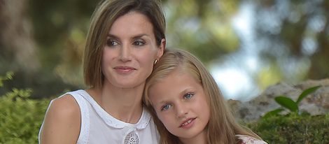 La Reina Letizia y la Princesa Leonor, muy cariñosas en su posado en Marivent