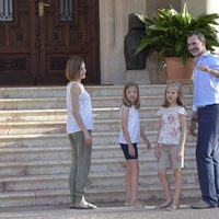 Los Reyes Felipe y Letizia con la Princesa Leonor y la Infanta Sofía a las puertas de Marivent