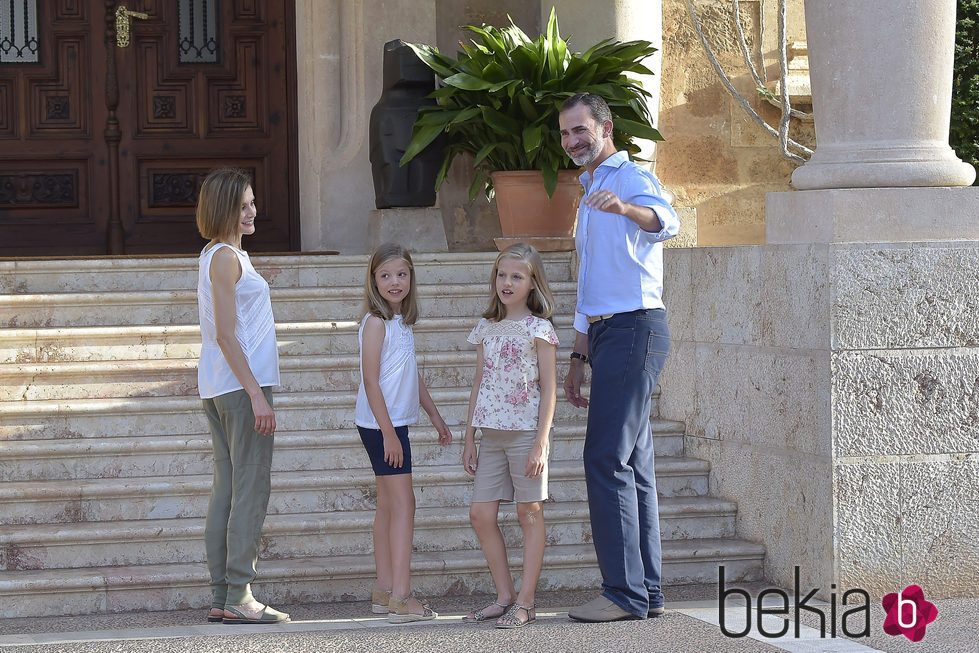 Los Reyes Felipe y Letizia con la Princesa Leonor y la Infanta Sofía a las puertas de Marivent