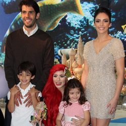 Kaká y Caroline Celico junto a sus hijos