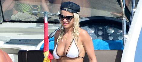 Rita Ora a bordo de un yate en Ibiza