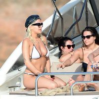 Rita Ora con sus amigos a bordo de un yate en Ibiza