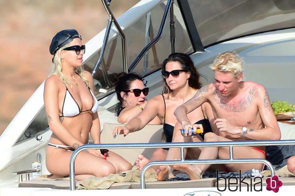 Rita Ora con sus amigos a bordo de un yate en Ibiza