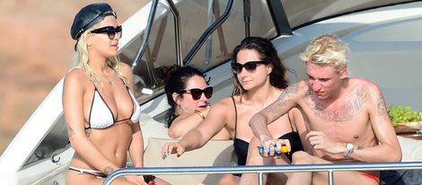 Rita Ora con sus amigos a bordo de un yate en Ibiza