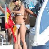 Rita Ora extiende la bandera española durante un viaje en yate en Ibiza