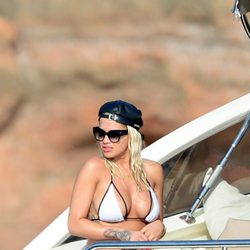 Rita Ora se broncea en alta mar a bordo de un yate en Ibiza