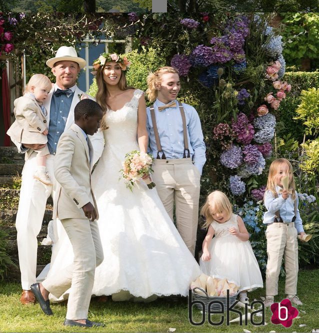 Jacqui y Guy Ritchie en su boda junto a sus cinco hijos