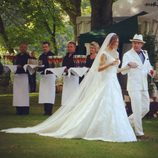 Guy Ritchie y Jacqui AInsley caminando cogidos de la mano