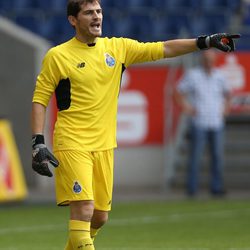 Iker Casillas luciendo su equipación del Oporto