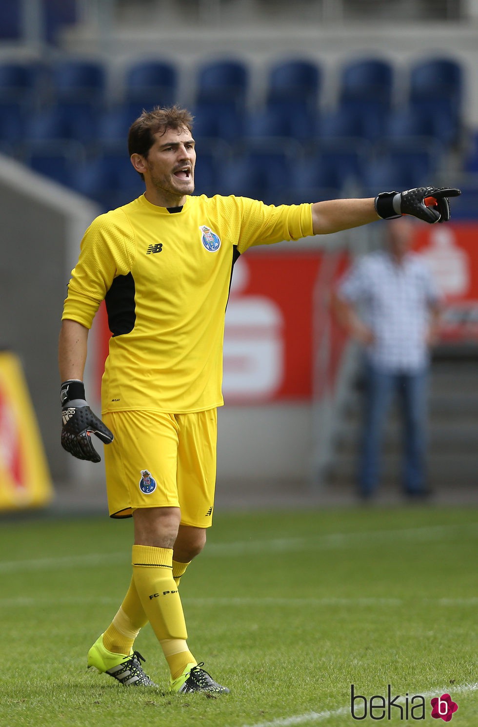 Iker Casillas luciendo su equipación del Oporto