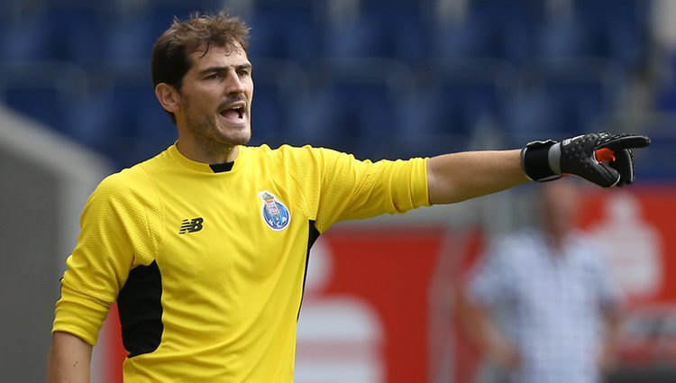 Iker Casillas luciendo su equipación del Oporto