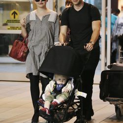 Ginnifer Goodwin y Josh Dallas con su hijo Oliver en Vancouver