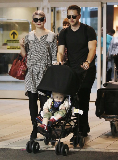 Ginnifer Goodwin y Josh Dallas con su hijo Oliver en Vancouver