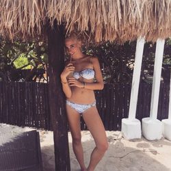 Pixie Lott bajo una sombrilla durante sus vacaciones en Mexico