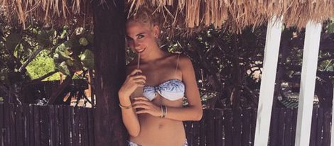 Pixie Lott bajo una sombrilla durante sus vacaciones en Mexico