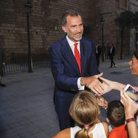 El Rey Felipe saluda a los ciudadanos antes de la recepción a las autoridades y la sociedad balear en Mallorca