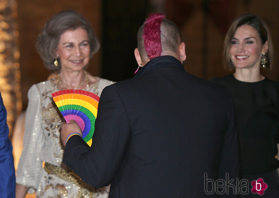 La Reina Sofía y la Reina Letizia saludan a un invitado en la recepción a las autoridades y la sociedad balear en Mallorca