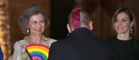 La Reina Sofía y la Reina Letizia saludan a un invitado en la recepción a las autoridades y la sociedad balear en Mallorca