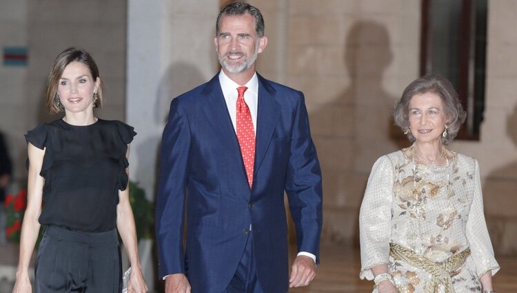 Los Reyes Felipe y Letizia y la Reina Sofía en la recepción a las autoridades y sociedad balear en Mallorca