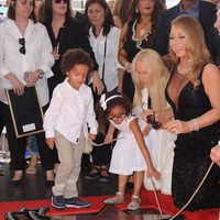 Mariah Carey estrena su estrella en el Paseo de la Fama con ayuda de sus hijos