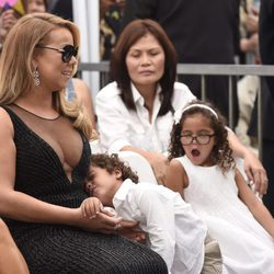 Los meliizos Moroccan y Monroe se aburren en la ceremonia de Mariah Carey en el Paseo de la Fama