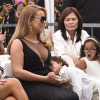 Los meliizos Moroccan y Monroe se aburren en la ceremonia de Mariah Carey en el Paseo de la Fama