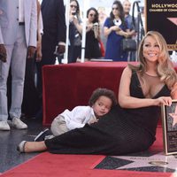 Mariah Carey junto a su estrella en el Paseo de la Fama con su hijo Moroccan Cannon