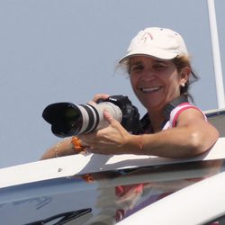 La Infanta Elena haciendo fotos a las regatas de la Copa del Rey de Vela 2015