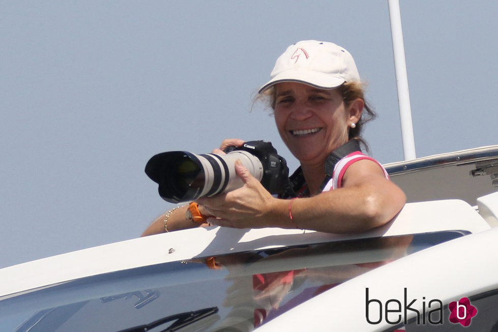 La Infanta Elena haciendo fotos a las regatas de la Copa del Rey de Vela 2015