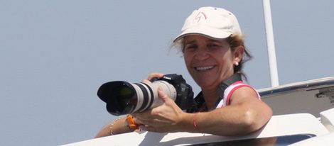 La Infanta Elena haciendo fotos a las regatas de la Copa del Rey de Vela 2015