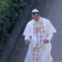 Jude Law caracterizado como el ficticio Papa Pío XIII