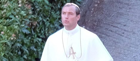 Jude Law en el rodaje de la miniserie 'The Young Pope' en Roma