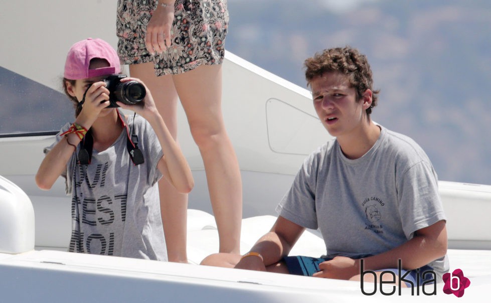 Victoria de Marichalar hace fotos a las regatas de la Copa del Rey de Vela 2015 junto a Froilán