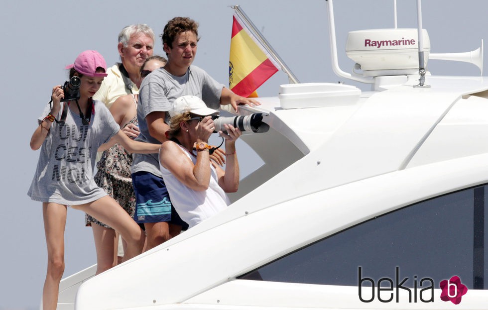 La Infanta Elena y Victoria de Marichalar hacen fotos de las regatas de la Copa del Rey de Vela 2015 junto a Froilán