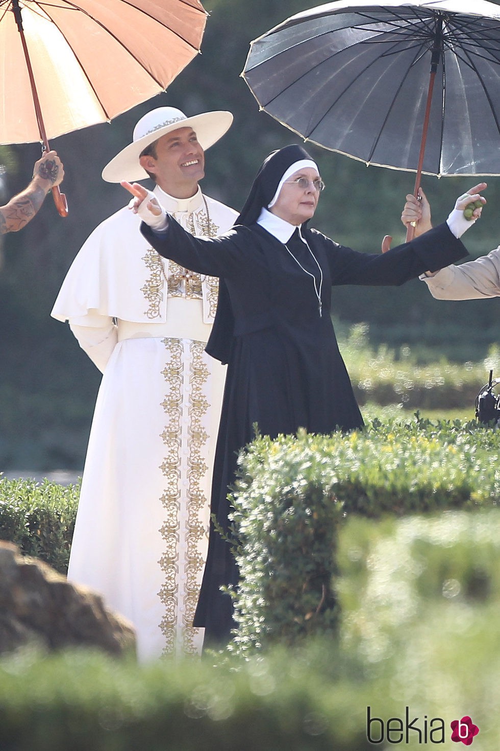 Jude Law y Diane Keaton en el rodaje de 'The Young Pope' en Roma