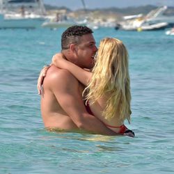 Ronaldo y Celina Locks besándose en el mar en Formentera