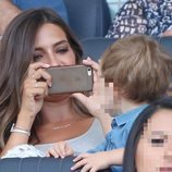 Sara Carbonero hace una foto a su hijo Martín en el partido Porto-Napolés