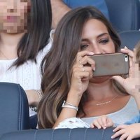 Sara Carbonero hace una foto a su hijo Martín en el partido Porto-Napolés