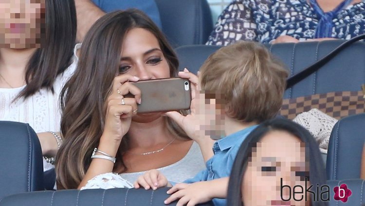 Sara Carbonero hace una foto a su hijo Martín en el partido Porto-Napolés