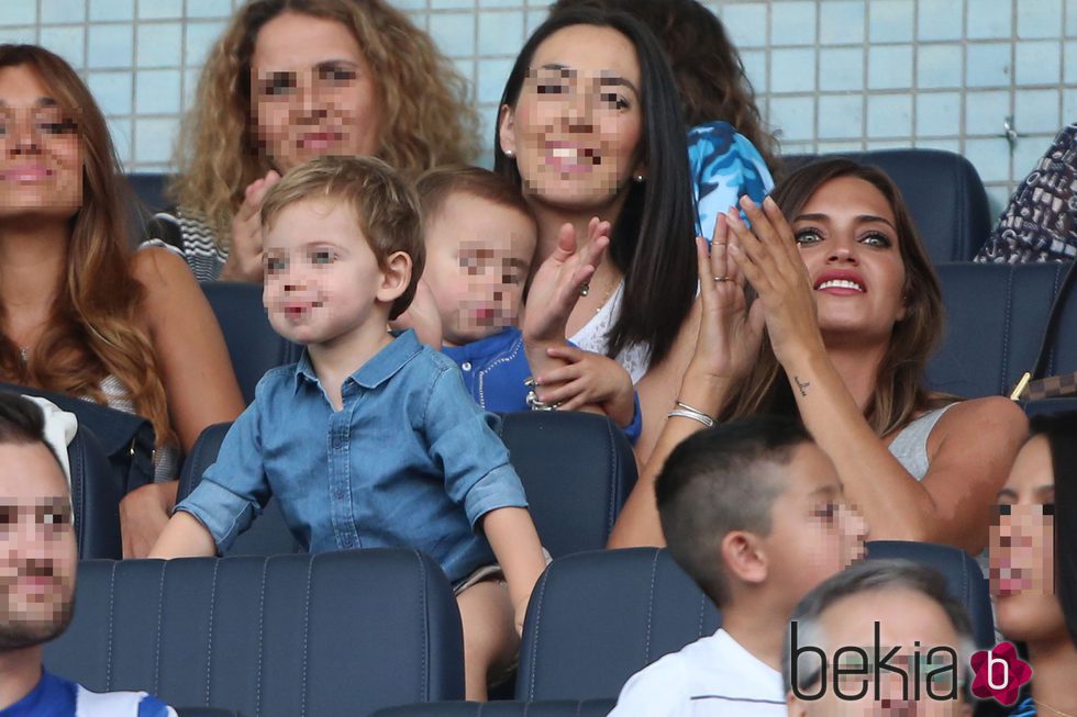 Martín Casillas, muy pillo junto a Sara Carbonero en el partido Porto-Napolés