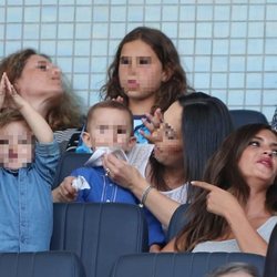 Martín Casillas aplaudiendo junto a Sara Carbonero en el partido Porto-Napolés