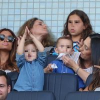 Martín Casillas aplaudiendo junto a Sara Carbonero en el partido Porto-Napolés